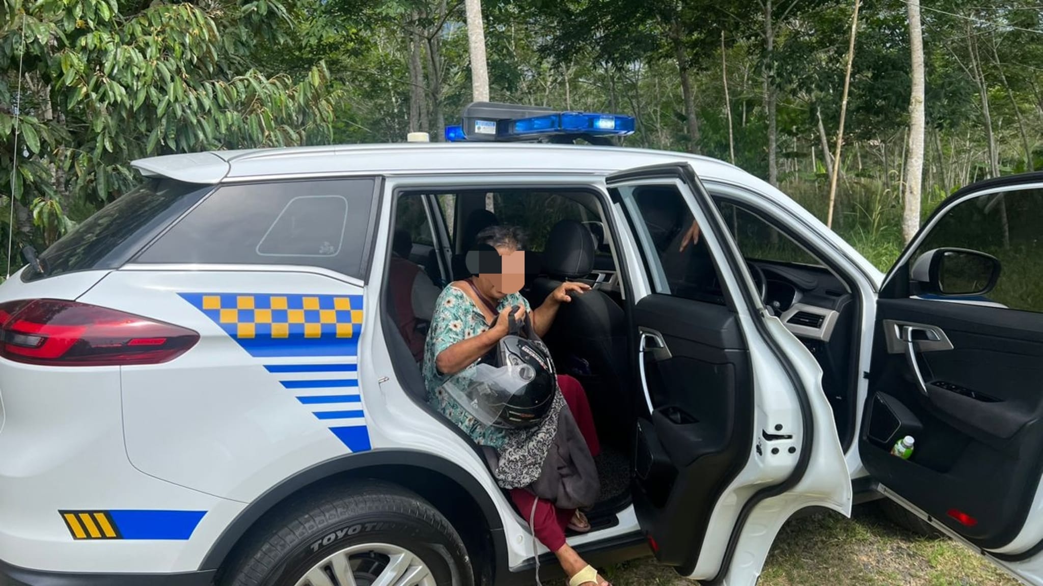 police officers help elderly couple - car