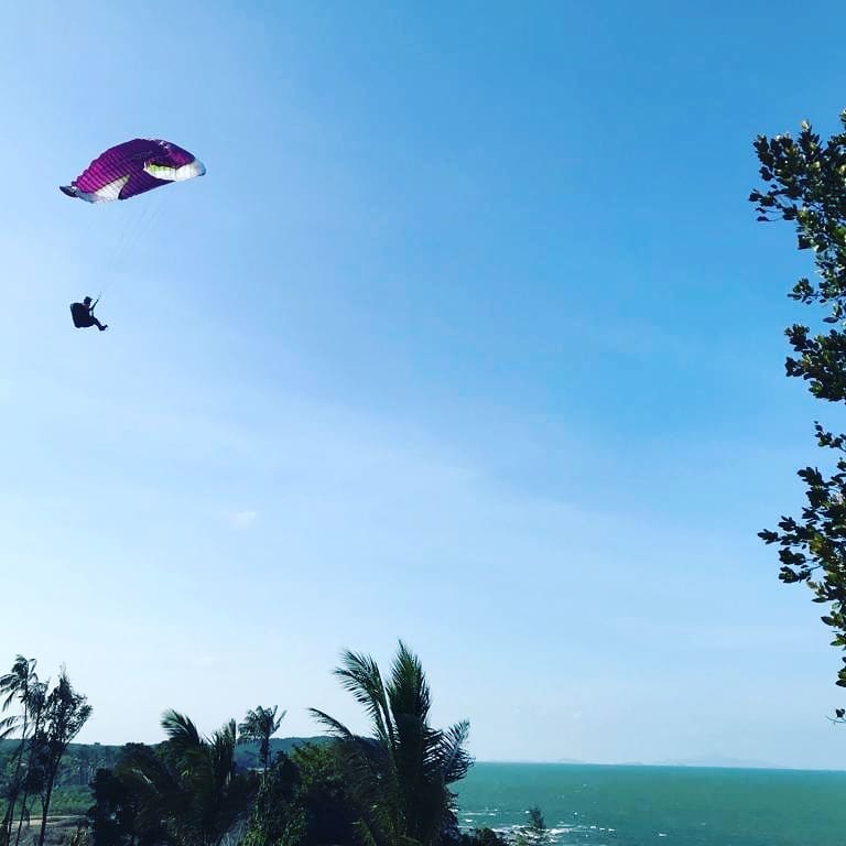 paragliding sea horizon - beach resorts in Johor