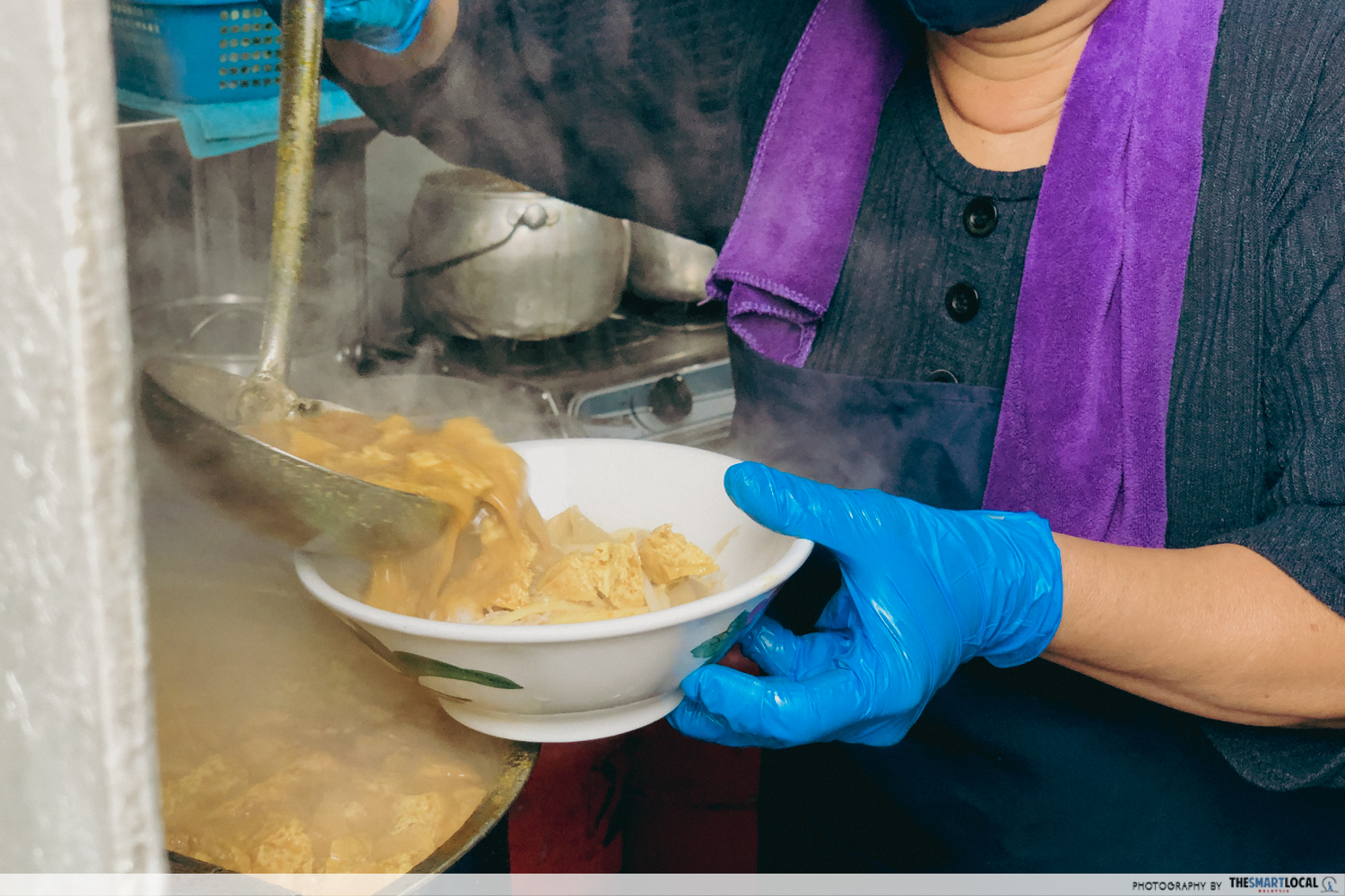 Siham Curry Mee - curry pouring