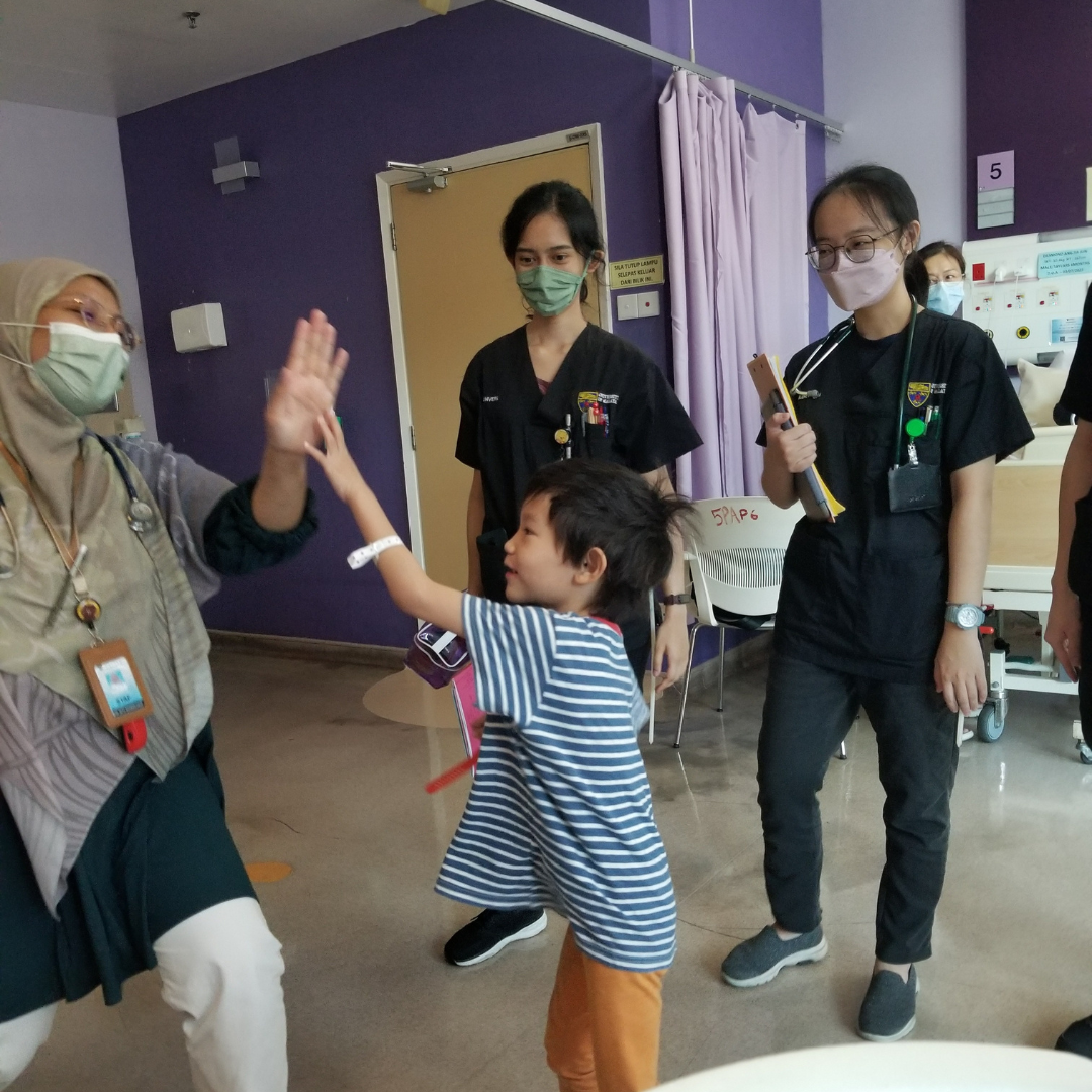 Patrick giving a high 5- Mum to a 6-year-old liver disease survivor