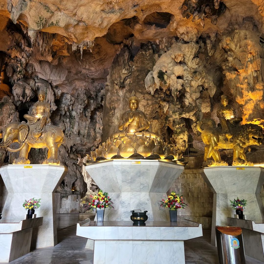 altar - cave temples in Ipoh