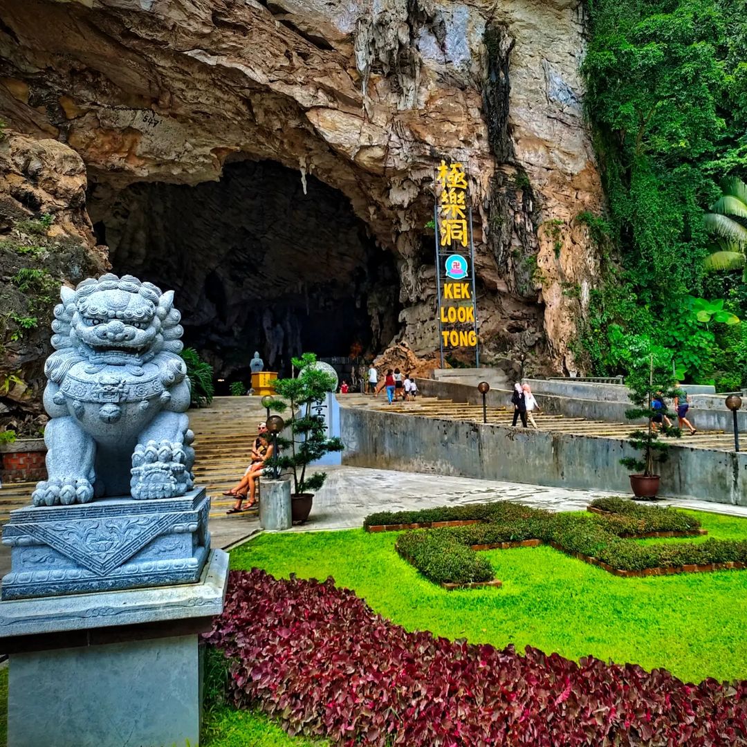 chinese lion - cave temples in Ipoh