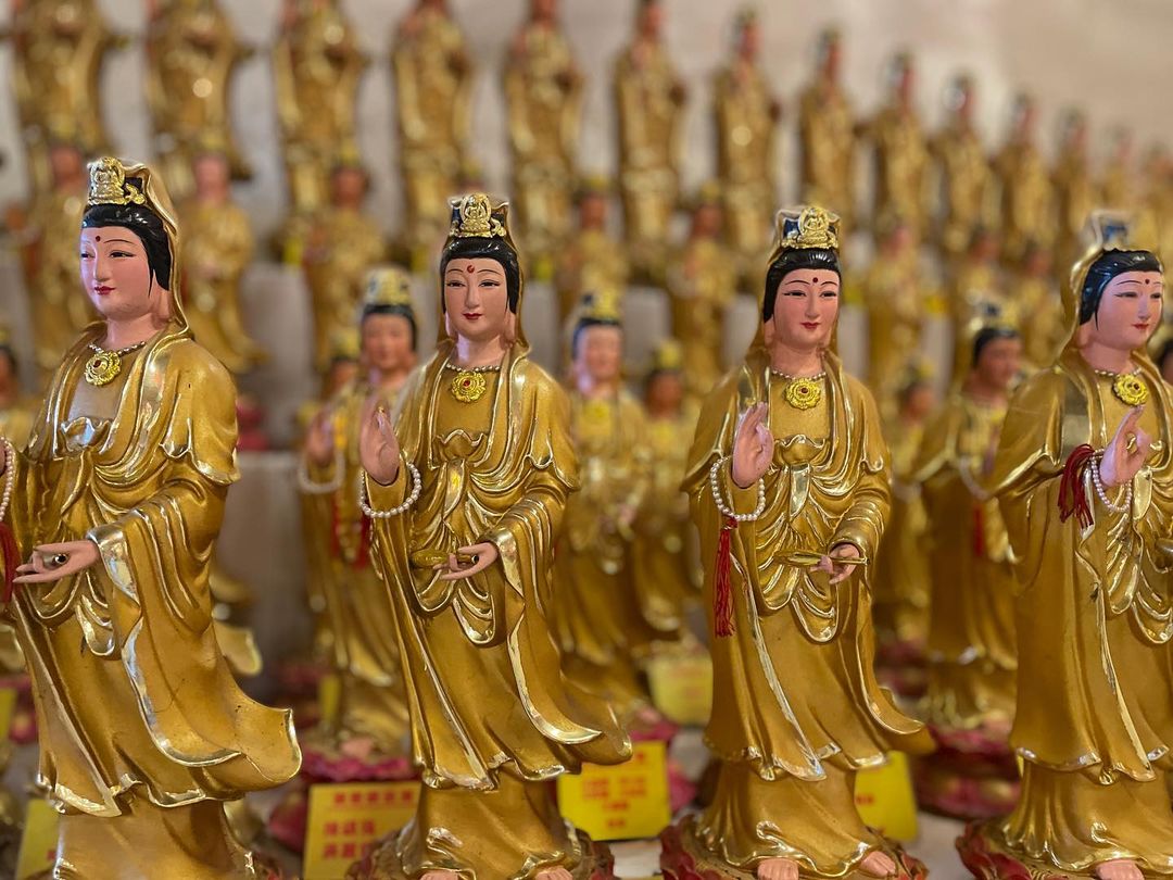 Kwan Yin Tong Temple - guan yin statues 
