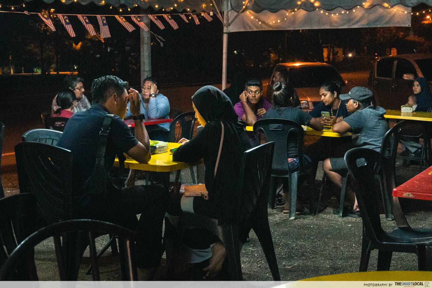 customers eating at sai food stall