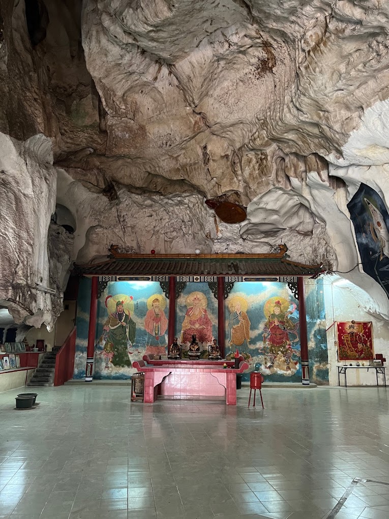 main altar - cave temples in Ipoh (2)