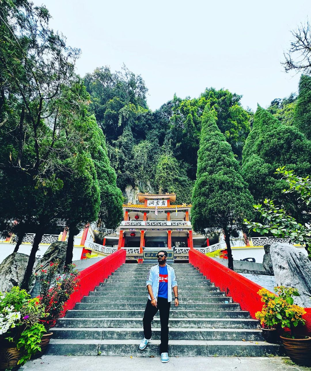 Perak Tong Temple - red stairs 
