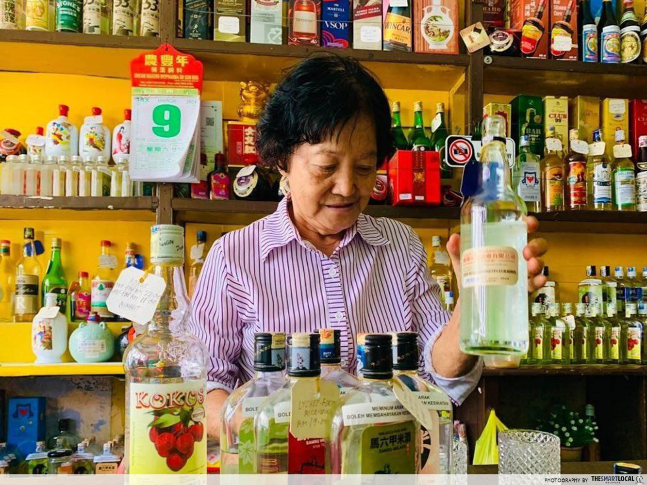 Nainai preparing drinks - Sin Hiap Hin in Melaka
