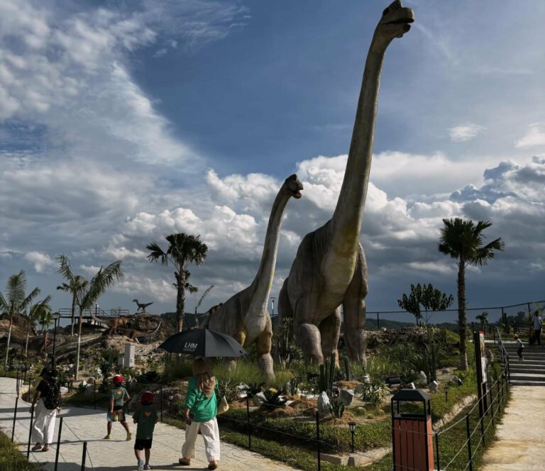 Dino Desert Is A New Theme Park With 144 Dinosaurs In Kajang