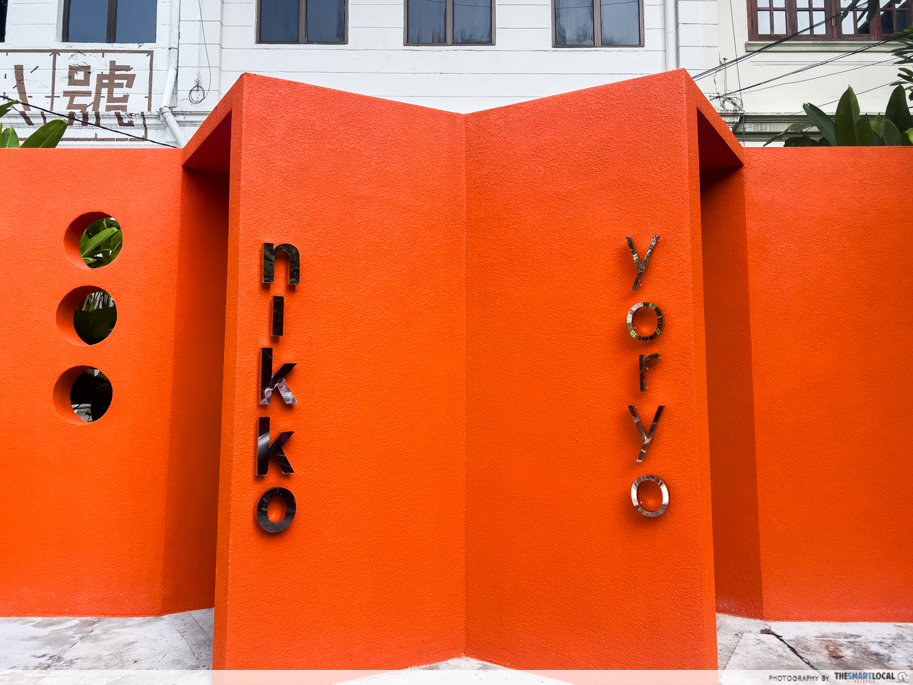 Nikko & Yoryo - orange wall
