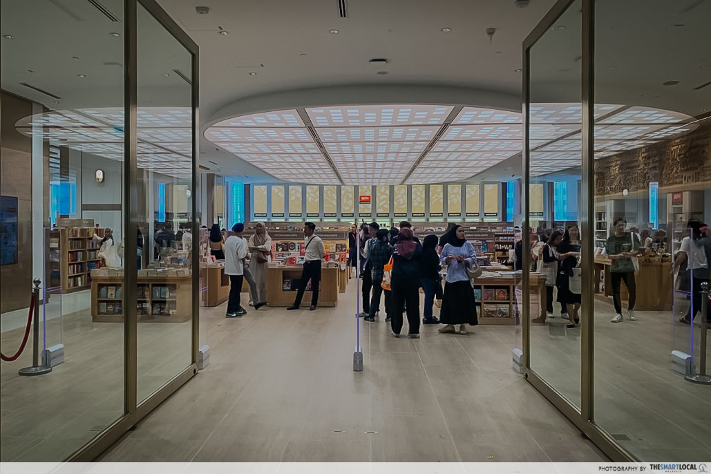 mph bookstores at the trx - entrance