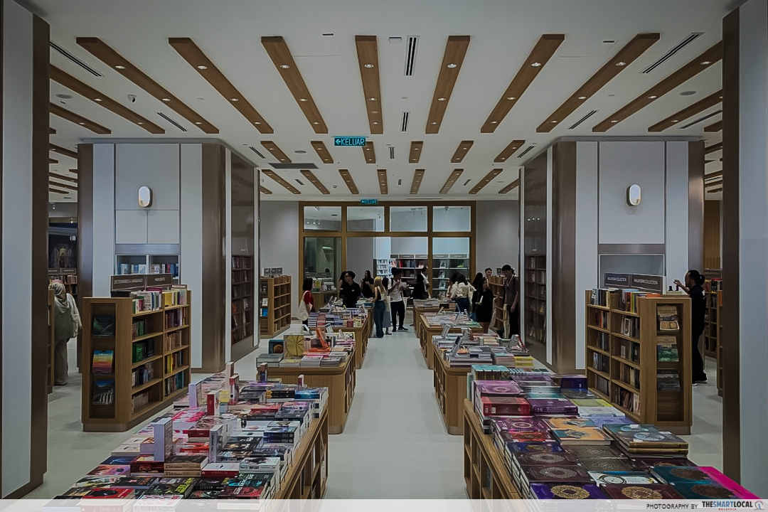 mph bookstores at the trx - interior