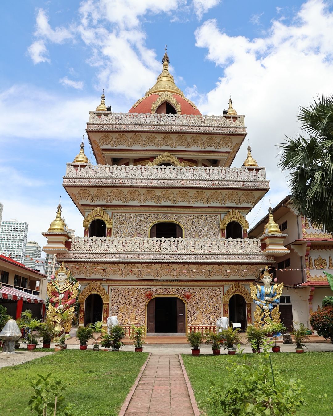 things to do in penang - Wat Chayamangkalaram
