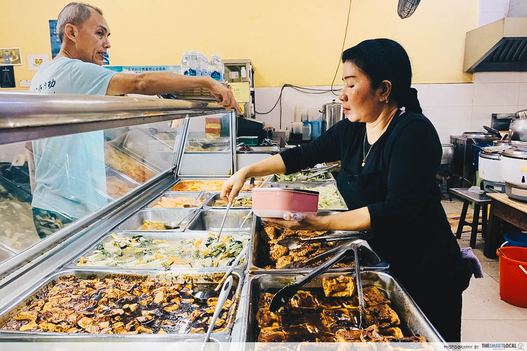 Aunty serving food - V Fortune Land Vegetarian Cafe in KL