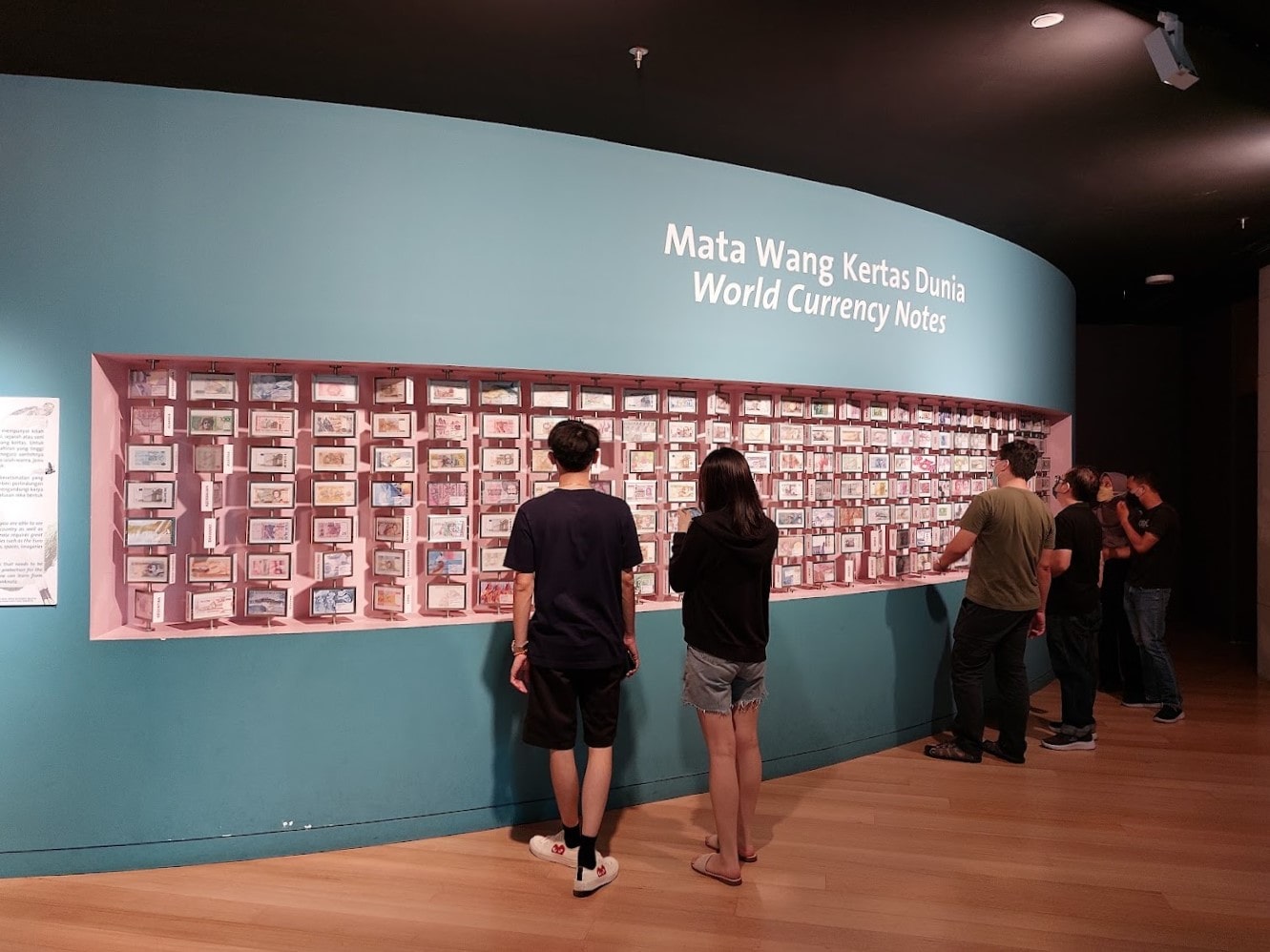 Bank Negara Museum - world currency notes