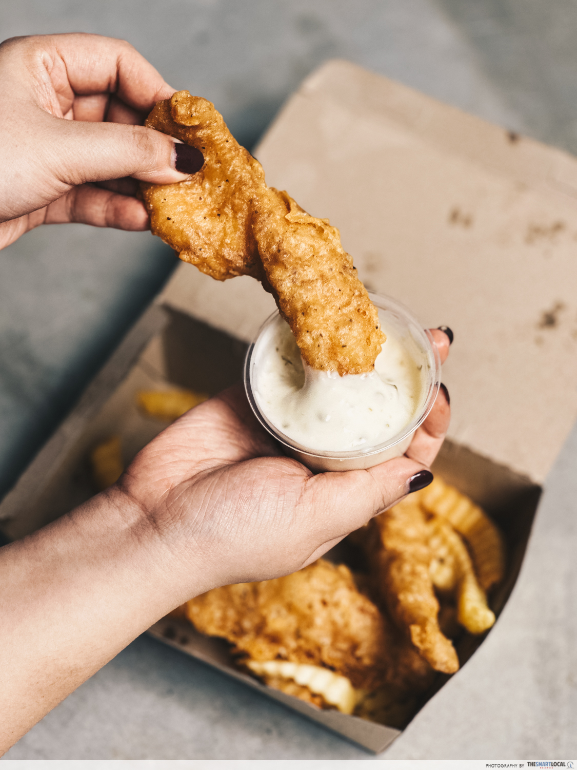 fish and chips in tartar sauce