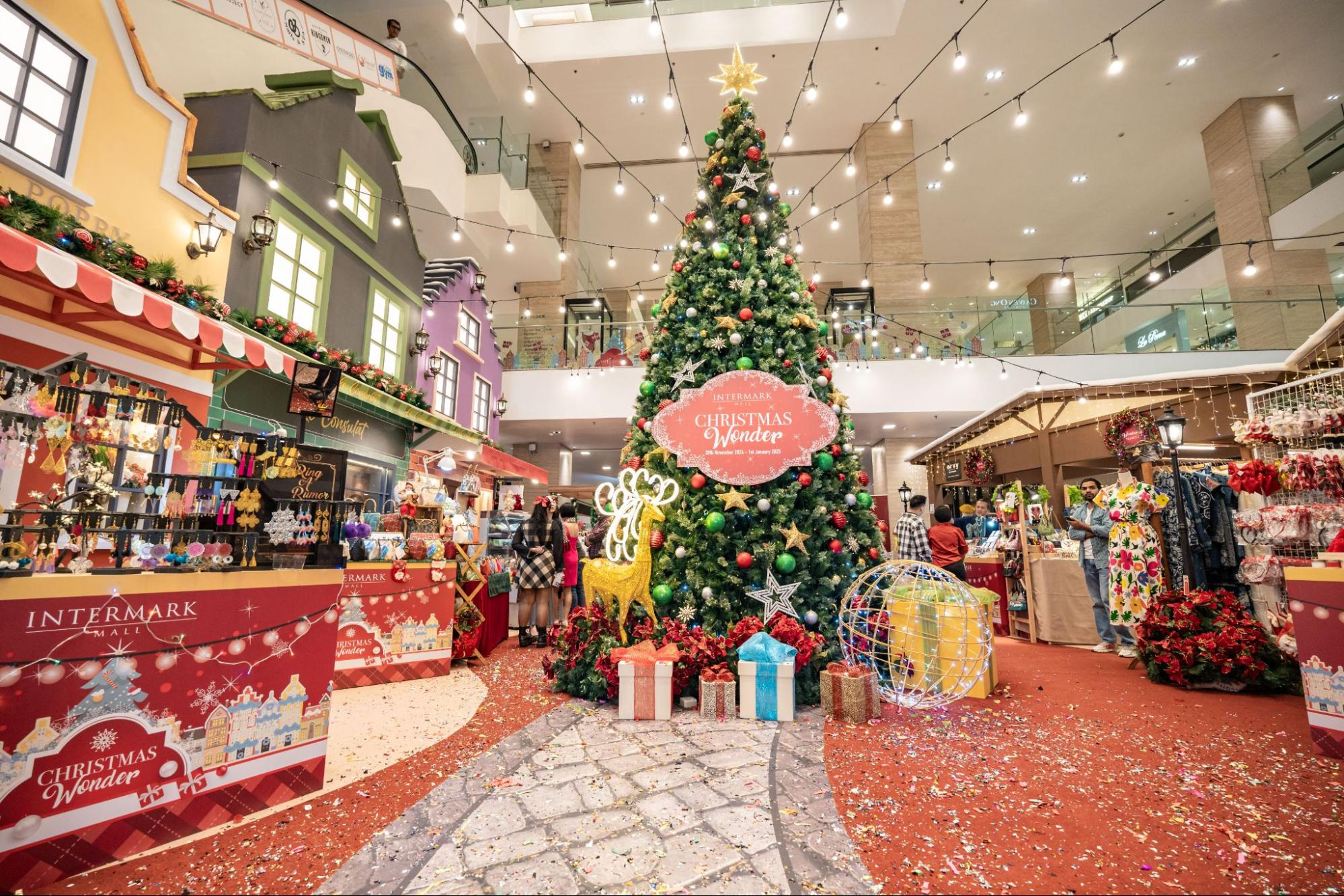 Christmas mall decor - Intermark Mall