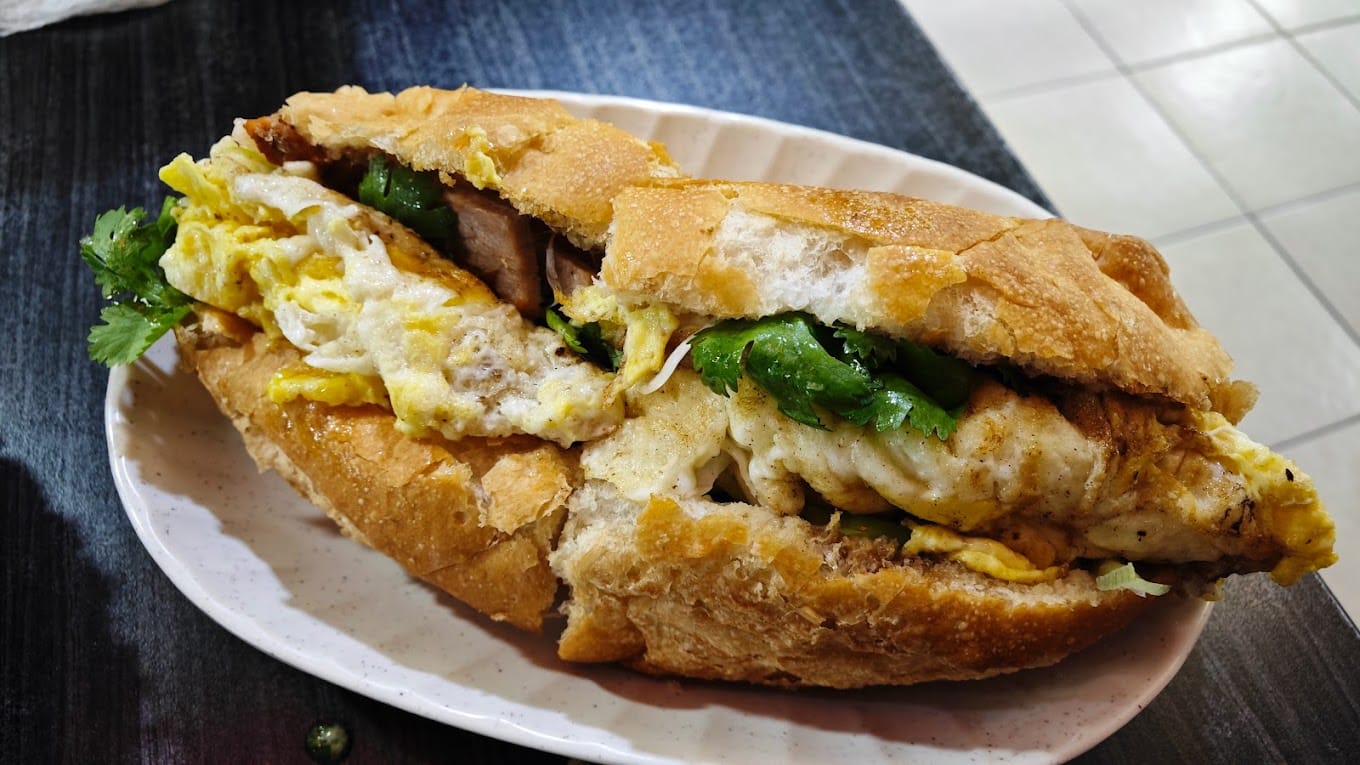 Cheap food in Bukit Bintang - vinh city fried egg banh mi