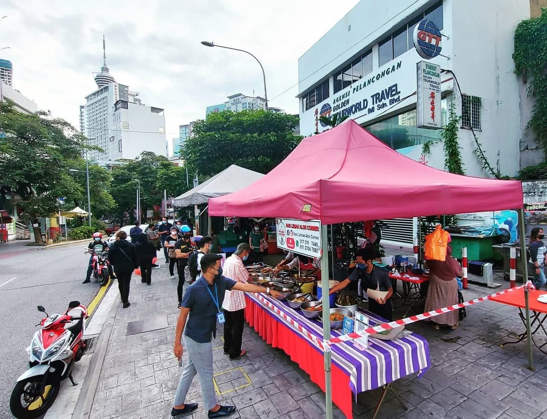 Cheap food in Bukit Bintang - nasi lemak alor corner