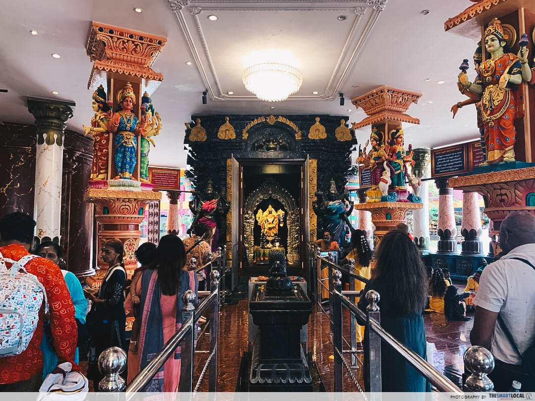 devotees praying - Batu Caves guide