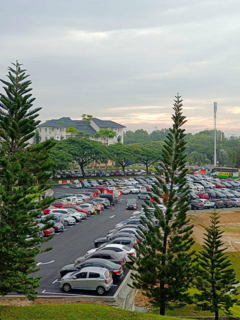 Taman Saujana Hijau - parking lots