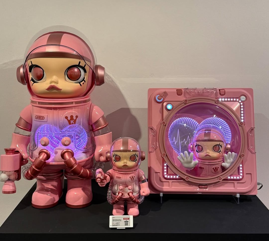 mega space molly: hello, moon malaysia - figurines