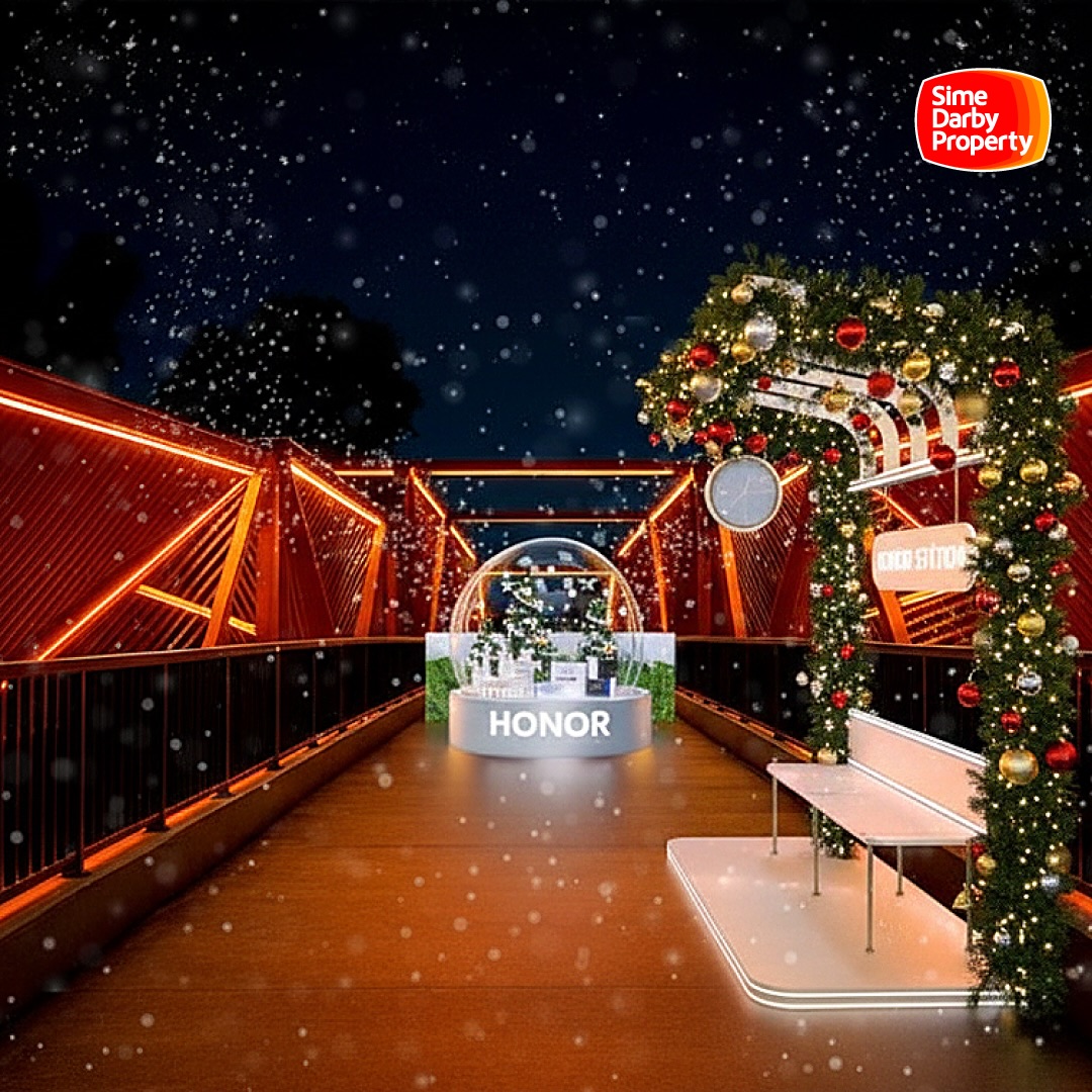 Snow globe - Floating Santa Village at Elmina Lakeside mall