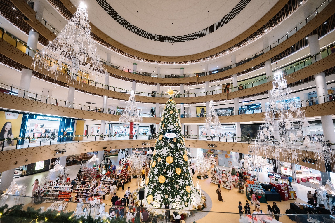 christmas mall displays and decor klang valley - ioi mall damansara
