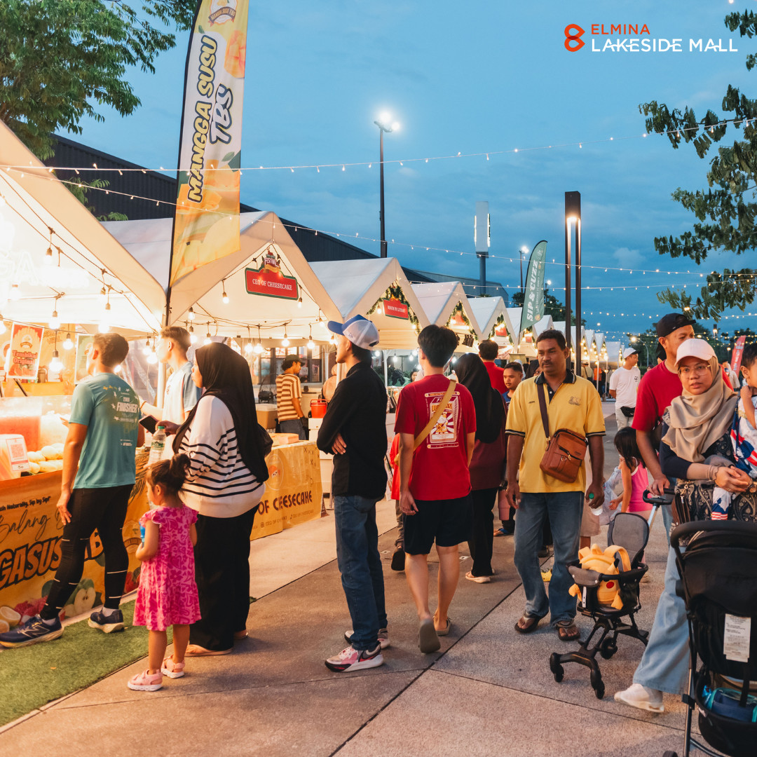 market - Floating Santa Village at Elmina Lakeside mall