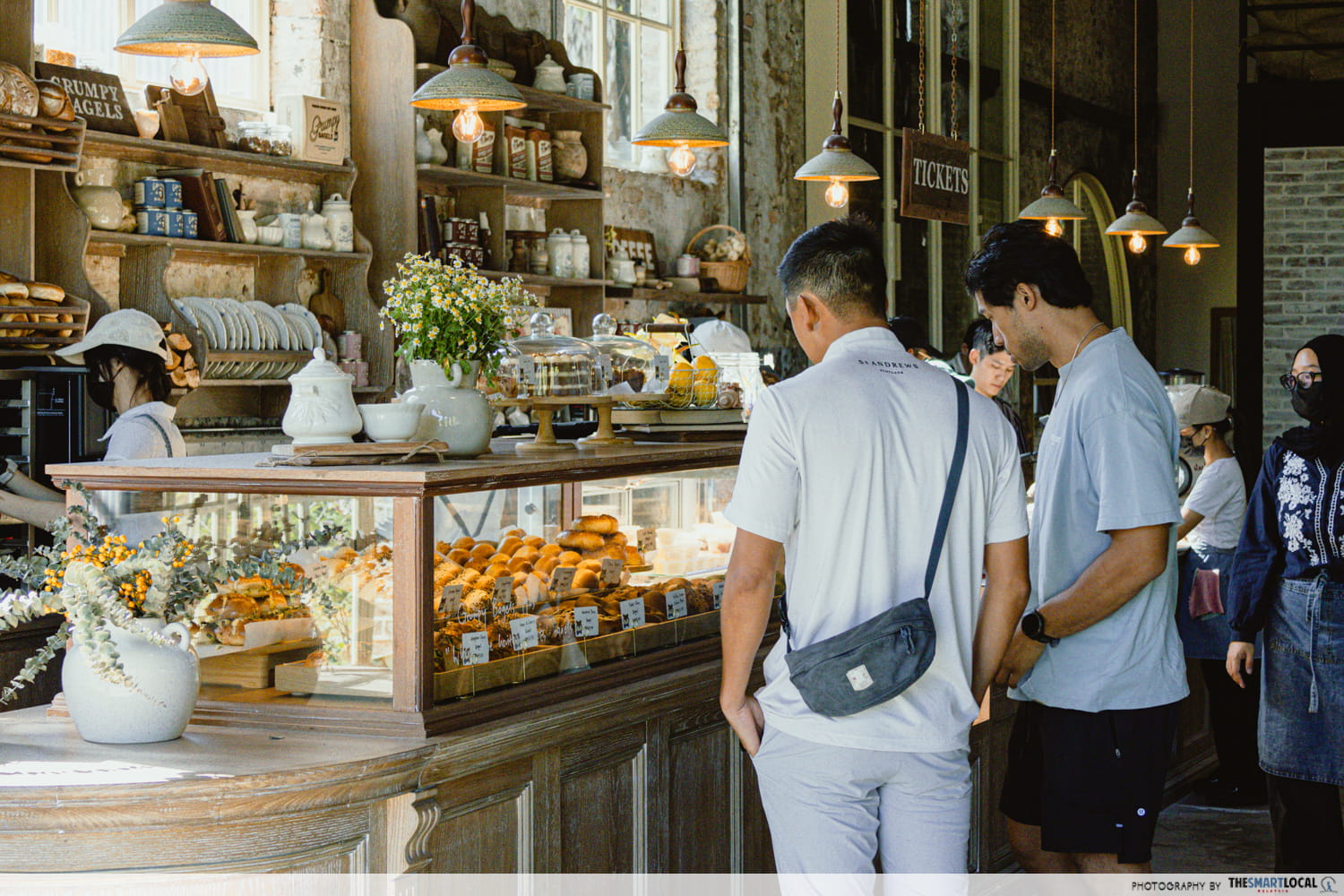 grumpy bagels sentul - ambience