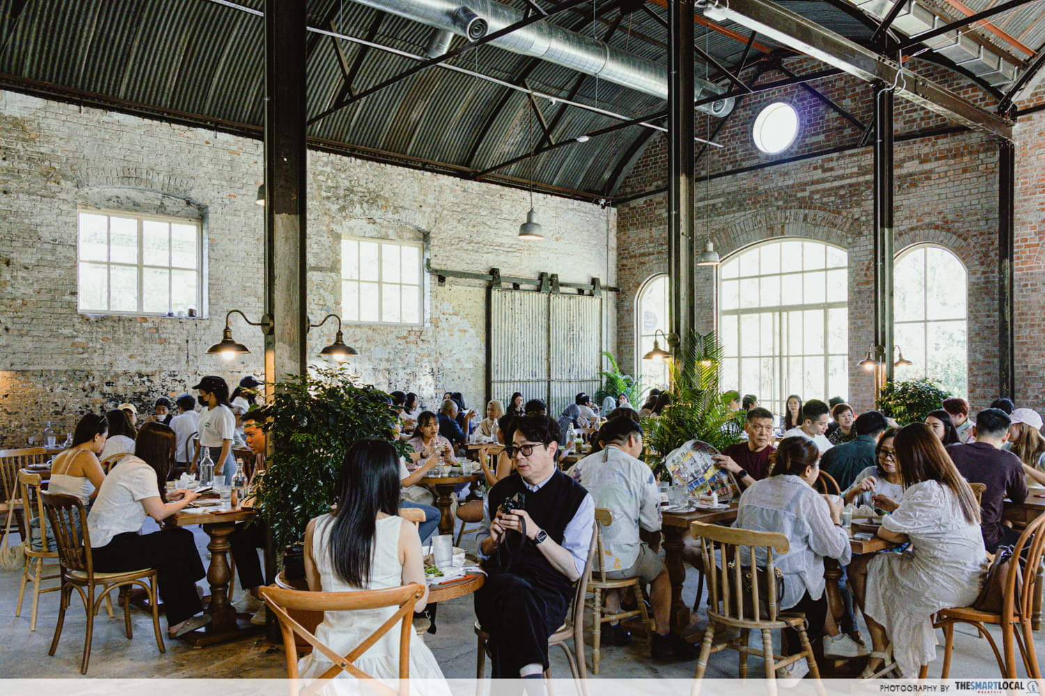 grumpy bagels sentul - dining area