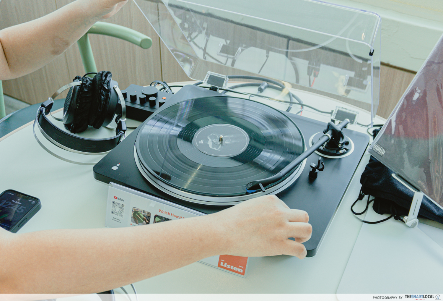 listen hifi cafe - turntable