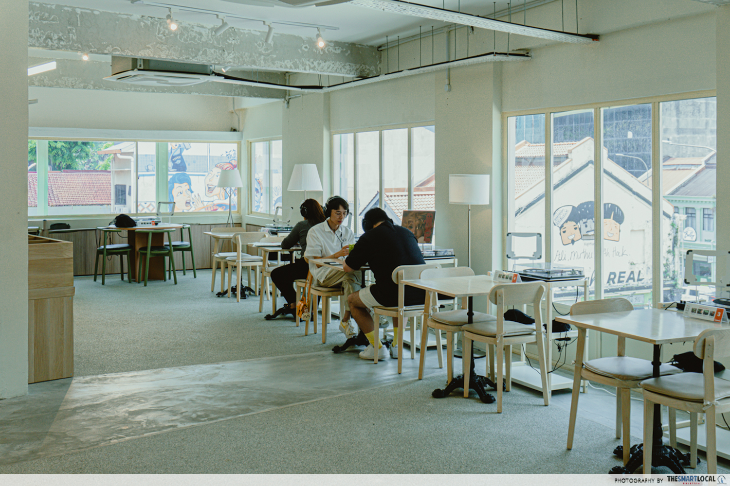 listen hifi cafe - tables