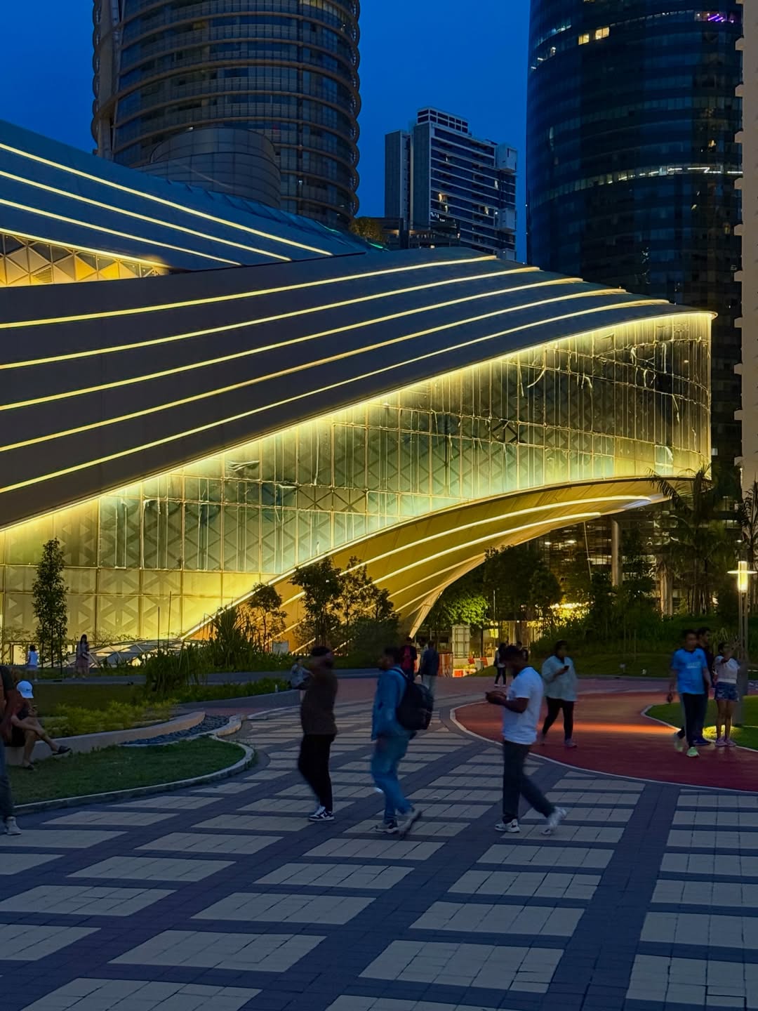 ombak klcc mall - walking path