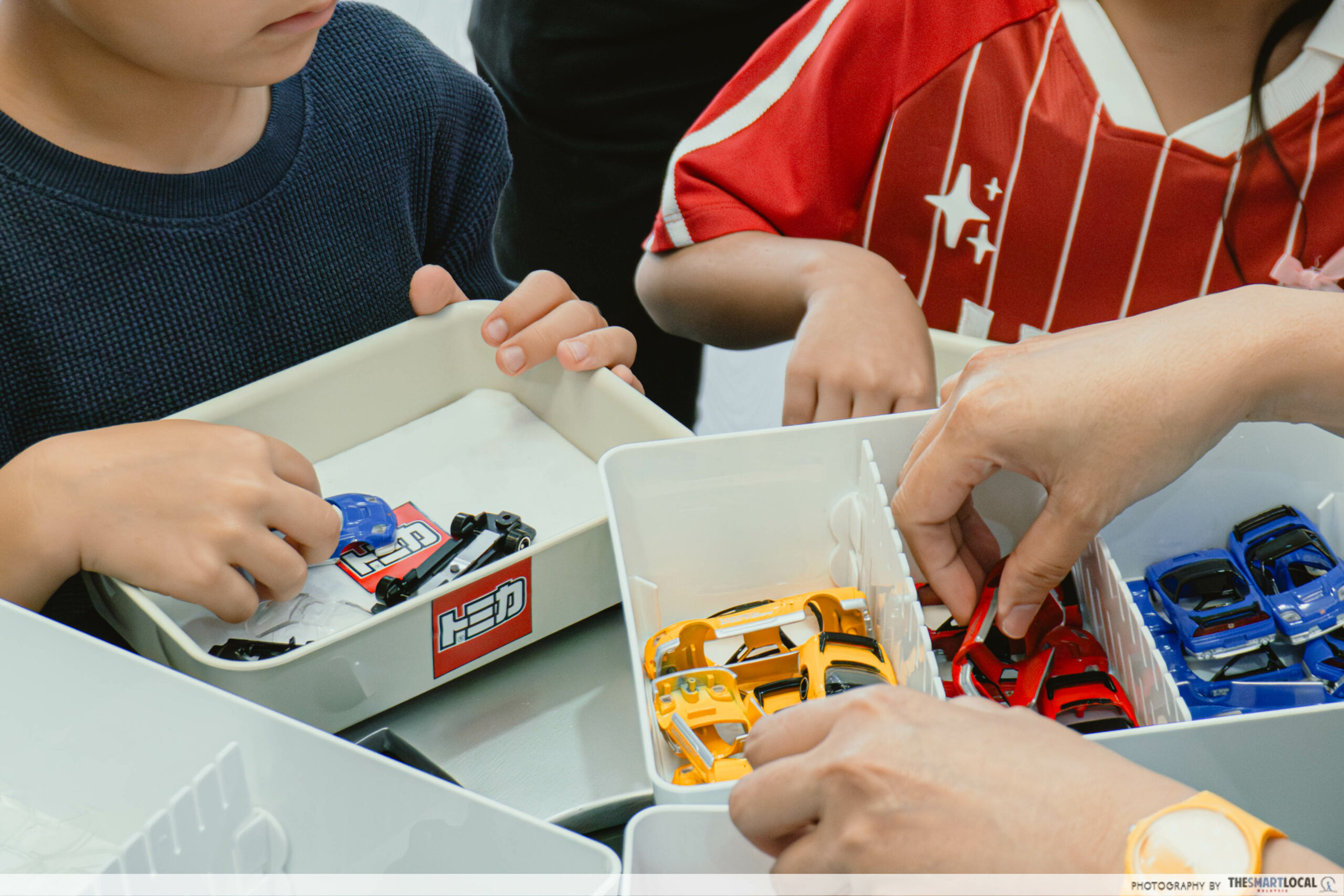 tomica assembly factory malaysia - picking parts